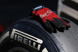 Pirelli neumáticos y guantes de mecánicos