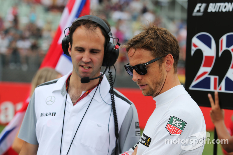 Jenson Button, McLaren con Tom Stallard, McLaren Ingegnere di pista