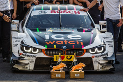 De winnende BMW Team RMG BMW M4 DTM van Marco Wittmann en zijn trofeeeen