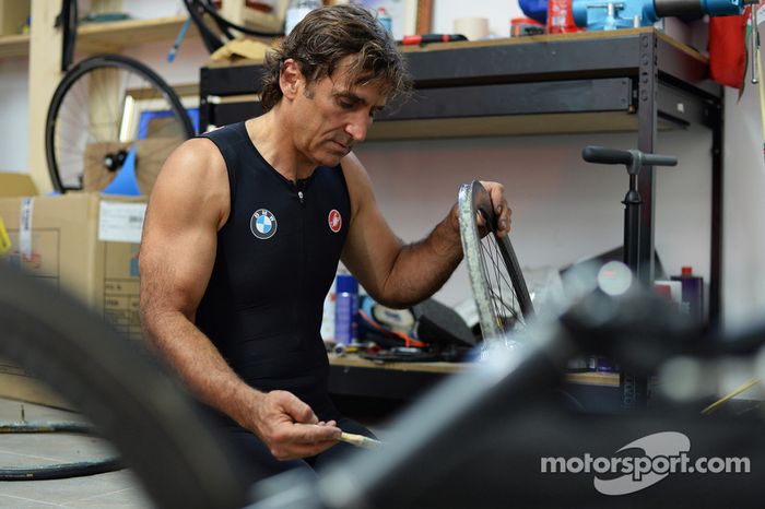 Alex Zanardi se prepara para un triatlón de larga distancia