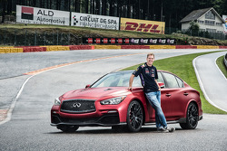 Sebastian Vettel met de Infiniti Q50 Eau Rouge