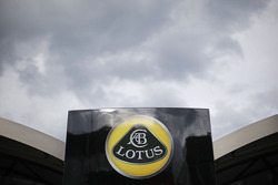 Lotus F1 Team; caminhão do paddock
