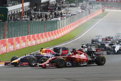 Rennstart: Fernando Alonso, Ferrari F14-T; Daniel Ricciardo, Red Bull Racing RB10