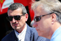 Guenther Steiner, Presidente de Haas F1 Team con Joe Custer, Stewart Haas Racing Vicepresidente