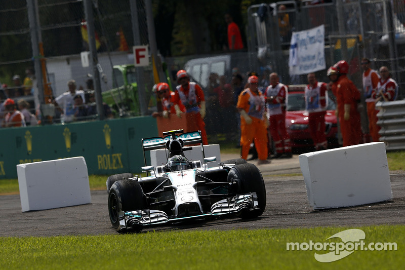 Nico Rosberg, Mercedes AMG F1 W05 runs through the first chicane