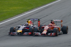 Daniel Ricciardo, de Red Bull Racing RB10 y Kimi Raikkonen, Ferrari F14-T batalla por la posición