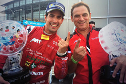 Il vincitore della gara Lucas Di Grassi con Hans-Jürgen Abt