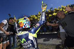 Racewinnaar Valentino Rossi viert feest met fans
