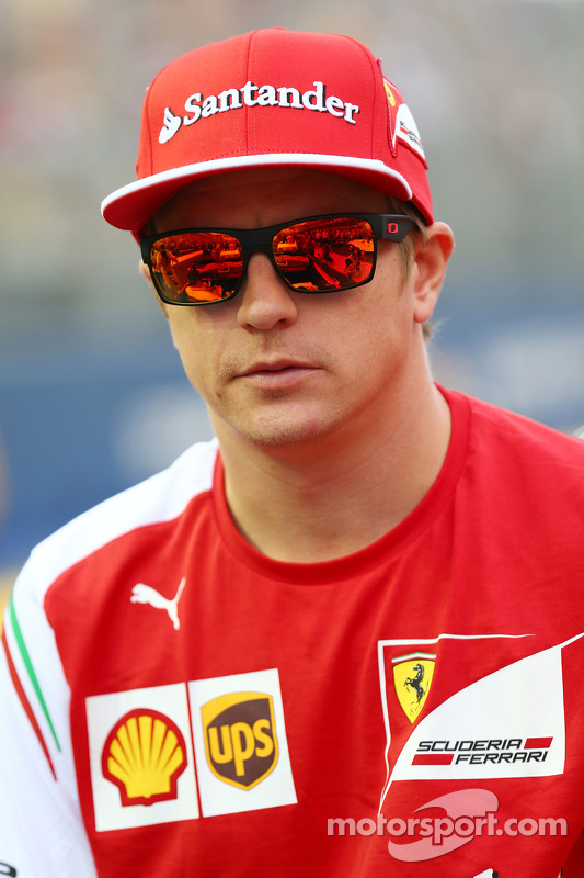 法拉利车手基米·莱科宁在车手巡游会上 - f1 照片 - motorsport.