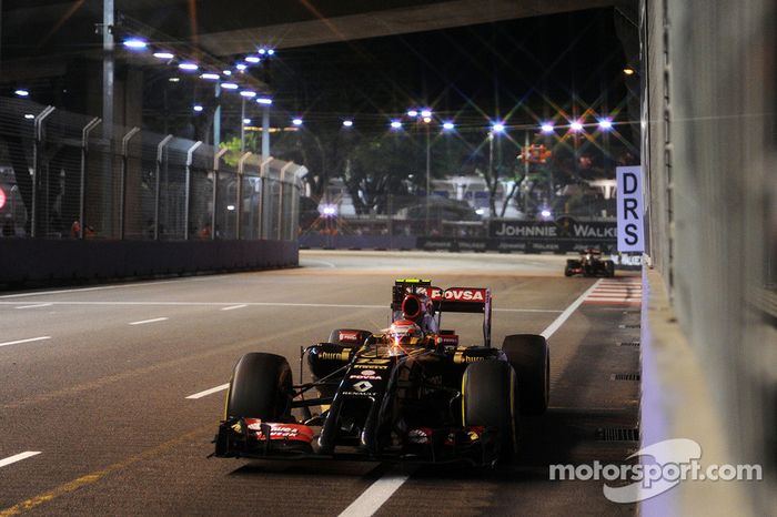 Pastor Maldonado, Lotus F1 E21 choca contra el muro