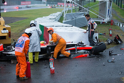 Adrian Sutil, Sauber F1 Team observa mientras el equipo de seguridad en el trabajo después del accidente de Jules Bianchi, Marussia F1 Team