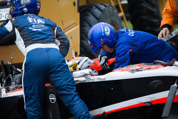 Equipe de segurança trabalha após o acidente de Jules Bianchi, Marussia F1 Team