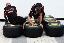 Lotus F1 Team; mecânico com pneus Pirelli