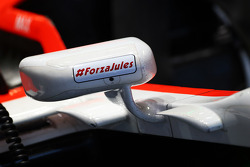 De Marussia F1 Team MR03 van Max Chilton, Marussia F1 Team, draagt een steunbetuiging met de hashtags #ForzaJules en #JB17