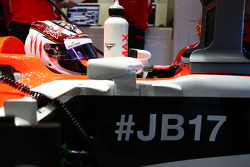Max Chilton, Marussia F1 Team MR03, carrega o #JB17 e #ForzaJules como hashtags em apoio a Jules Bianchi