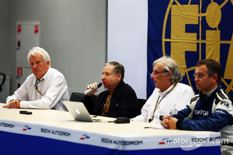 La FIA tiene una conferenza stampa per discutere l'incidente del pilota Marussia F1 Team Jules Bianchi, al GP del Giappone a Suzuka: Charlie Whiting, delegato FIA; Jean Todt, presidente della FIA; Jean-Charles Piette, FIA medico, Dr Ian Roberts, FIA Doc