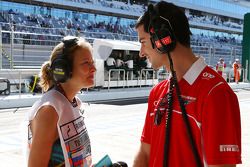 Alexander Rossi, piloto reserva da Marussia F1 Team, com Jennie Gow, repórter de pitlane da BBC Radio 5 Live