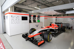 El Marussia F1 Team MR03 de Jules Bianchi, esta preparado, pero no compitiendo, en el box