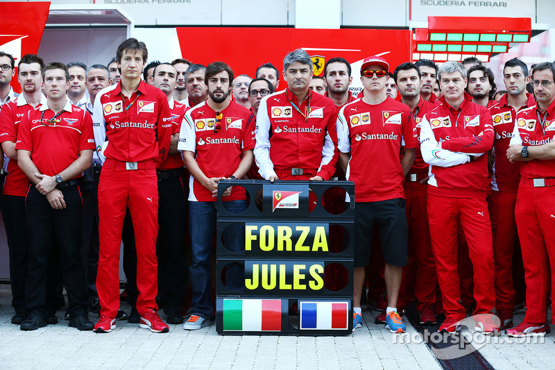 Massimo Rivola, Ferrari Sportif Direktörü; Fernando Alonso, Ferrari; Marco Mattiacci, Ferrari Takım Müdürü; Kimi Raikkonen, Ferrari ve Ferrari ekibi ve Marussia F1 Takımı Jules Bianchi'ye desteklerini gösteriyor