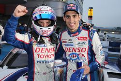 Ganadores de carreras Anthony Davidson, Sebastien Buemi celebrar