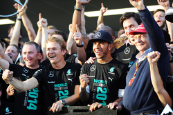 Paddy Lowe, Lewis Hamilton, Toto Wolff et Niki Lauda fêtent le titre mondial