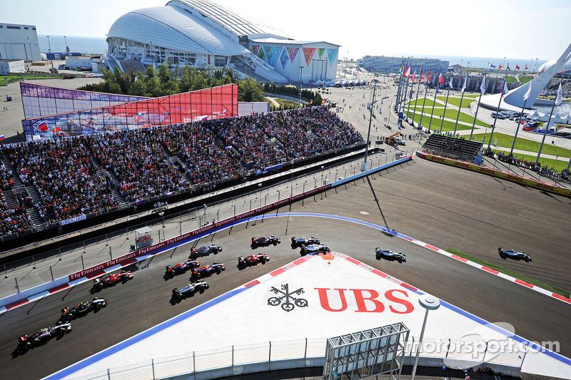 Nico Rosberg, Mercedes AMG F1 W05 se adelanta al ganador de la carrera Lewis Hamilton, Mercedes AMG F1 W05