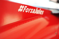 Ferrari cubierta del motor F14-T lleva un mensaje de apoyo a Jules Bianchi