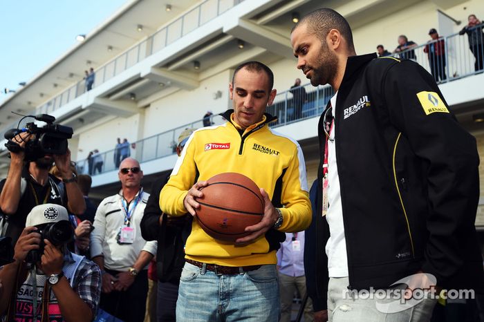 (I a D): Cyril Abiteboul, director ejecutivo de Renault Sport F1 r con el jugador de NBA Tony Parker