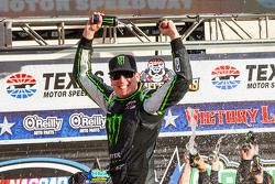 Kyle Busch celebra
