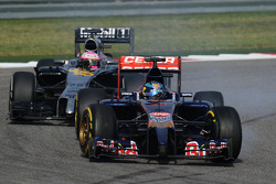 Jean-Eric Vergne, Scuderia Toro Rosso STR9 locks up under braking