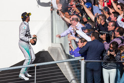 Vainqueur: Lewis Hamilton, Mercedes AMG F1 heureux