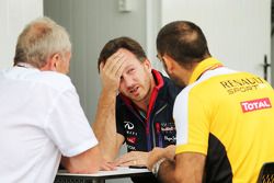 Dr Helmut Marko, consultor de Red Bull Motorsport, con Christian Horner, director de Red Bull Racing Team Principal, y Cyril Abiteboul,director de Renault Sport F1