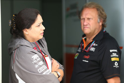 Monisha Kaltenborn, director del Sauber Team con Robert Fernley , Sahara Force India F1 Team director encargado del equipo