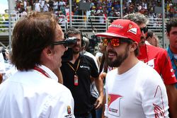 Emerson Fittipaldi, con Fernando Alonso, Ferrari, en la parrilla de salida