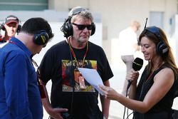 Suzi Perry, BBC F1 apresentadora, e Jean Alesi