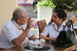 (I a D): Dr Helmut Marko, consultor de Red Bull Motorsport con Monisha Kaltenborn, directora ejecutiva de Sauber Team