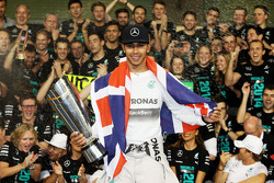 Racewinnaar en wereldkampioen Lewis Hamilton, Mercedes AMG F1, viert feest met het team