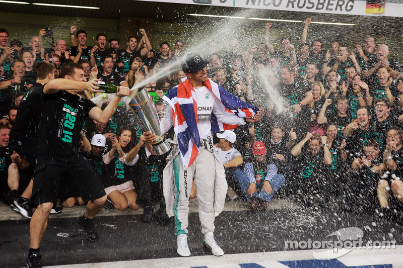 El ganador  y campeón del mundo Lewis Hamilton, Mercedes AMG F1 celebra con  el equipo