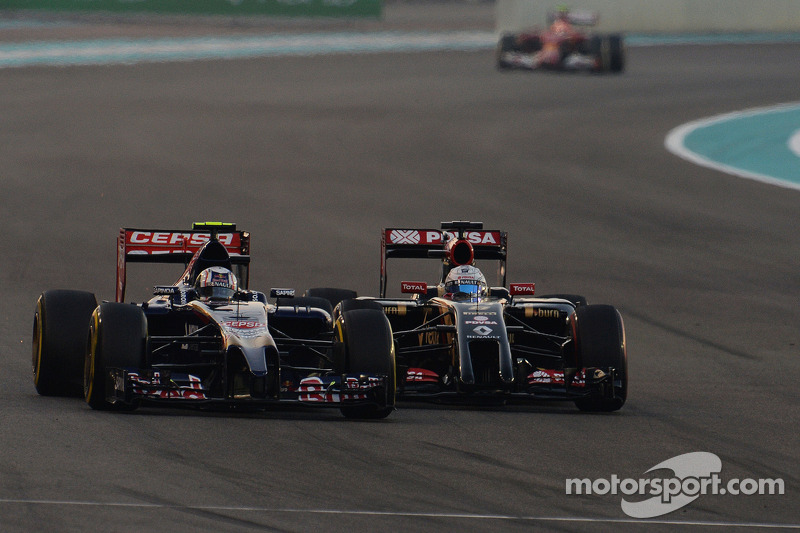 Daniil Kvyat, Scuderia Toro Rosso STR9 and Romain Grosjean, Lotus F1 E22 battle for position