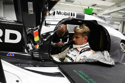 Подгонка сиденья Нико Хюлькенберга в Porsche