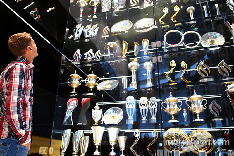 Sebastian Vettel mira trofeos en Red Bull Racing