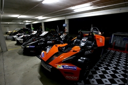 Die Autos am Abend in der Garage