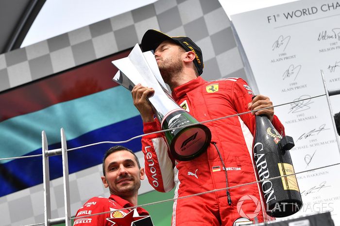 El ganador en Canadá Sebastian Vettel, lo celebra en el podio y besa el trofeo