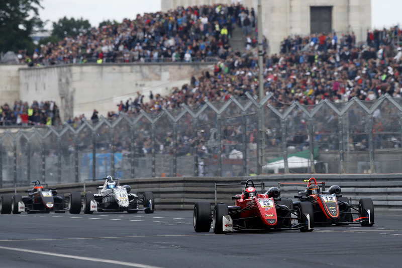 Petru Florescu, Fortec Motorsports Dallara F317 - Mercedes-Benz, Artem Petrov, Van Amersfoort Racing Dallara F317 - Mercedes-Benz