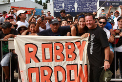 Robby Gordon avec des fans