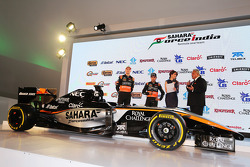 De gauche à droite : Nico Hülkenberg avec son coéquipier Sergio Pérez et Vijay Mallya, propriétaire de Sahara Force India