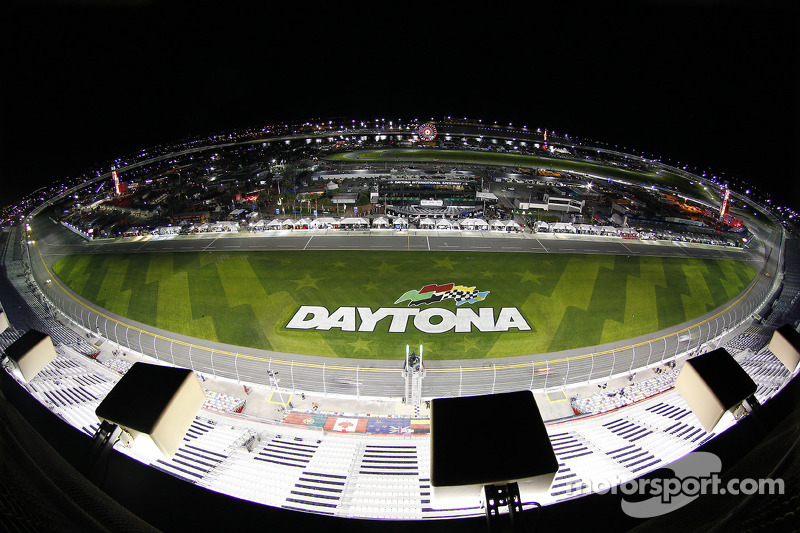 Daytona International Speedway de noche