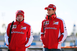 (L to R): Simone Resta, Ferrari Deputy Chief Designer з Естебан Гутьєррес, Ferrari Тестовий та резер