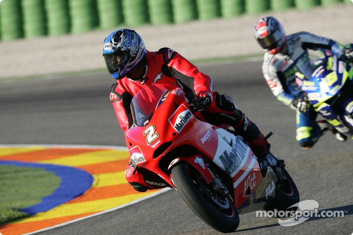 Leyenda del baloncesto Michael Jordan con una Ducati Desmosedici