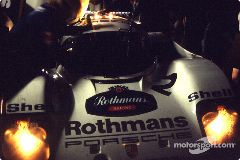 Піт-стоп для #2 Rothmans Porsche Porsche 962C: Йохен Масс, Боб Воллек, Верн Шуппан